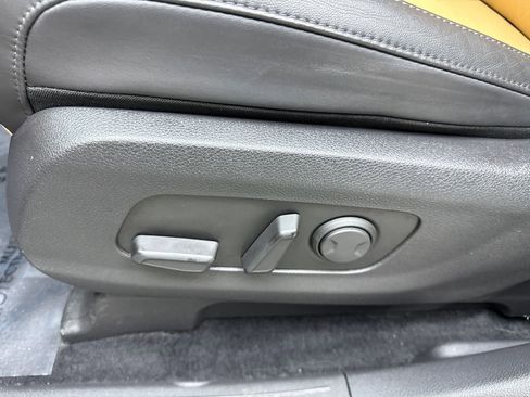 Used 2024 Kia Carnival LX FWD image 30