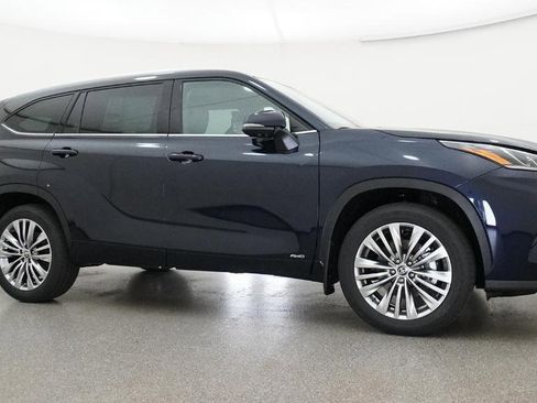 New 2026 Toyota Highlander Platinum image 11