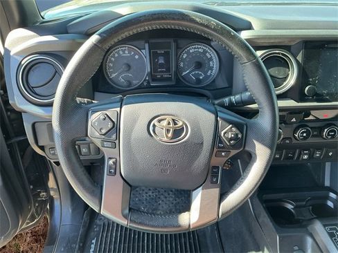 Used 2018 Toyota Tacoma TRD Off-Road image 2