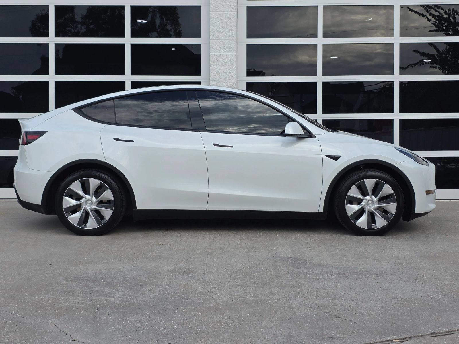 Used 2022 Tesla Model Y Long Range AWD/4WD image 2