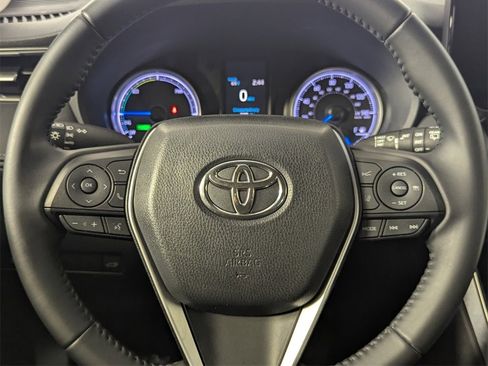 Used 2021 Toyota Venza LE image 16