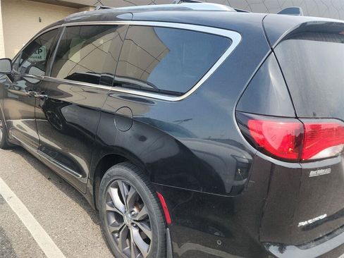 Used 2017 Chrysler Pacifica Limited w/ UConnect Theater Package FWD image 6
