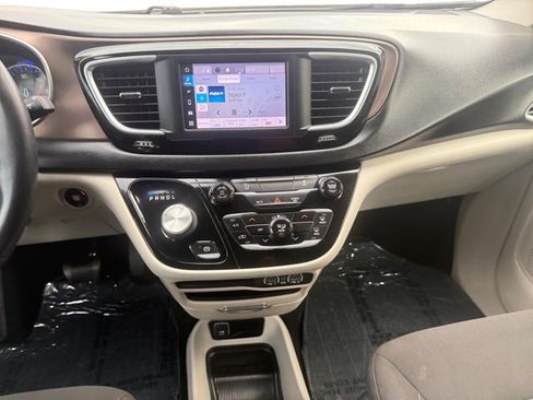 Used 2022 Chrysler Voyager LX FWD image 15