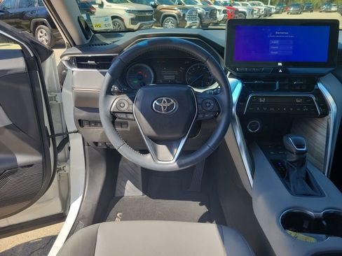 Used 2023 Toyota Venza XLE image 18