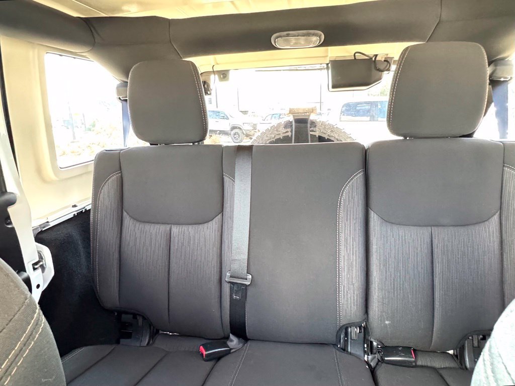Used 2016 Jeep Wrangler Unlimited Sahara w/ Connectivity Group AWD/4WD image 35