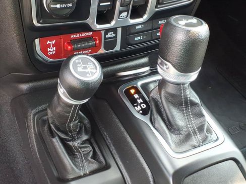Used 2024 Jeep Wrangler Unlimited AWD/4WD image 33