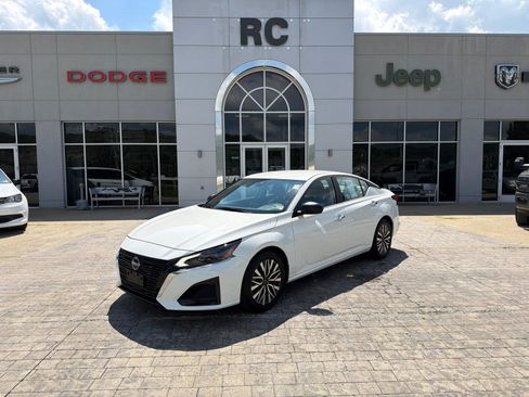 Used 2025 Nissan Altima 2.5 SV FWD image 4