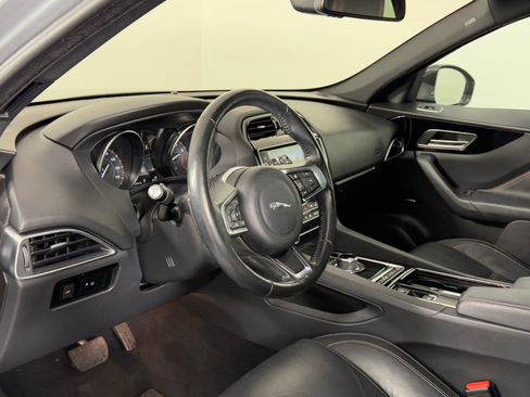 Used 2018 Jaguar F-PACE Prestige image 4