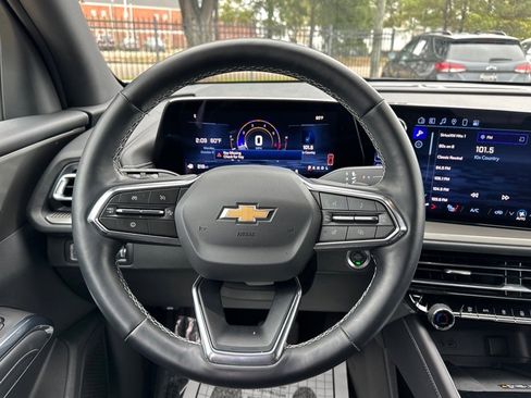 Used 2025 Chevrolet Traverse LT image 16