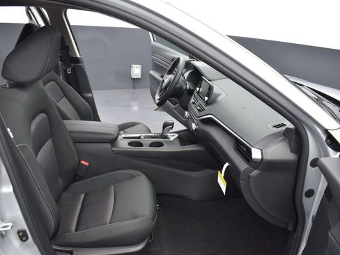 Used 2024 Nissan Altima 2.5 S FWD image 6