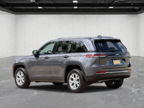 Used 2023 Jeep Grand Cherokee Limited AWD/4WD image 3