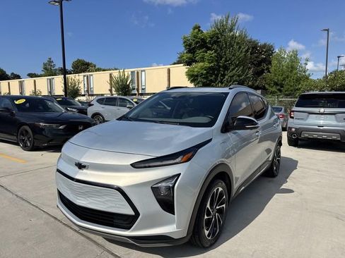 Used 2023 Chevrolet Bolt EUV Premier w/ Sun & Sound Package FWD image 3
