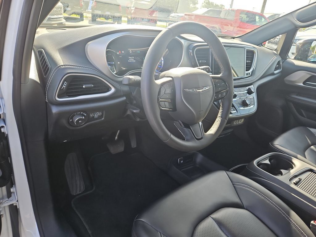 Used 2024 Chrysler Pacifica Limited FWD image 19