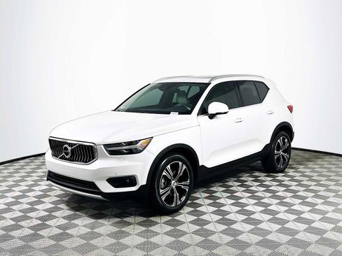Used 2022 Volvo XC40 T4 Inscription w/ Climate Package FWD image 3