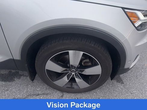 Used 2019 Volvo XC40 T5 Momentum image 2