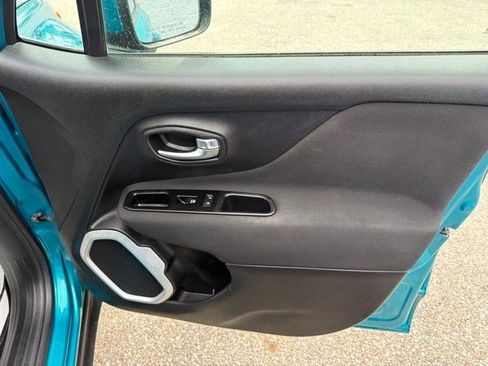 Used 2021 Jeep Renegade Latitude AWD/4WD image 18