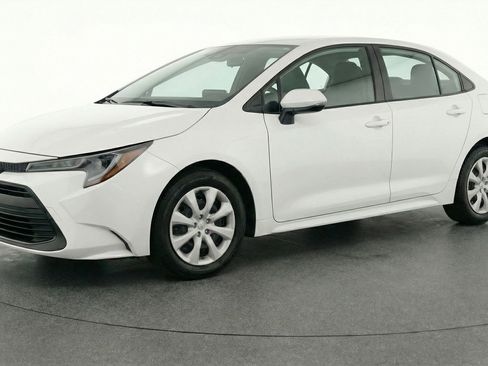 Used 2025 Toyota Corolla LE FWD image 2