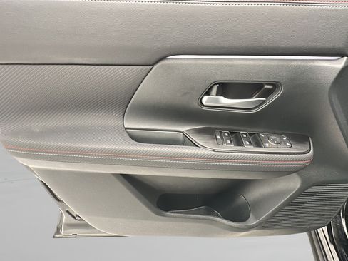 Used 2025 Nissan Kicks SR AWD/4WD image 12