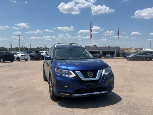 Used 2019 Nissan Rogue SV w/ Sun & Sound Touring Package FWD image 3