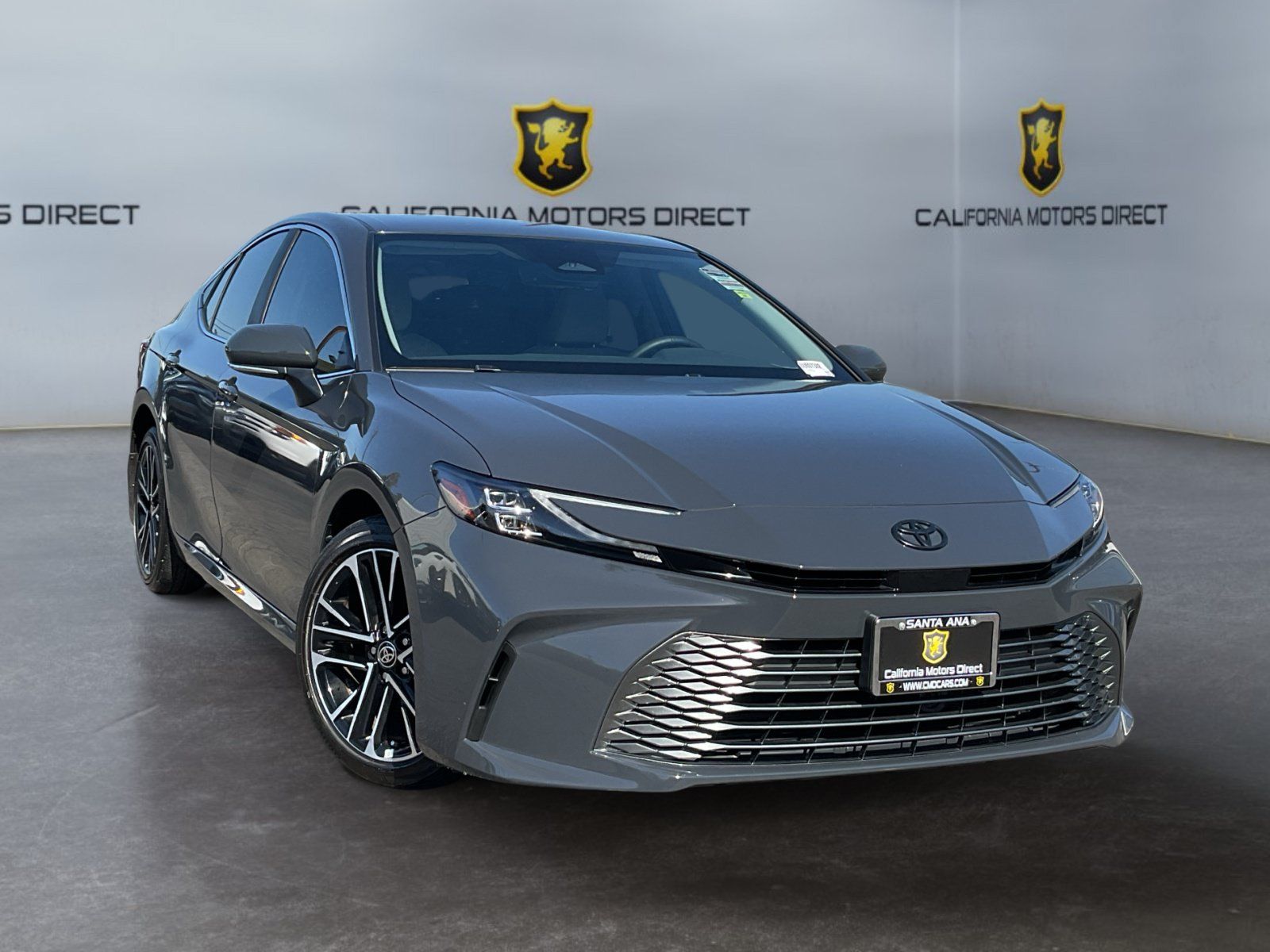 Used 2025 Toyota Camry XLE FWD image 3