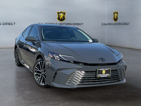 Used 2025 Toyota Camry XLE FWD image 3