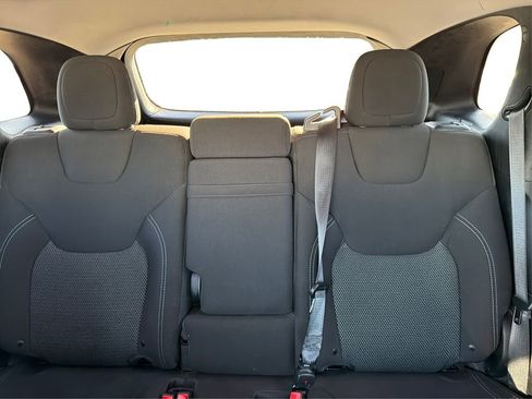 Used 2019 Jeep Cherokee Latitude w/ Popular Appearance Group FWD image 16