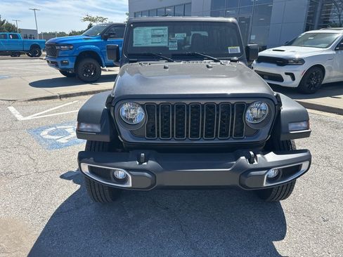 New 2025 Jeep Gladiator Sport image 9