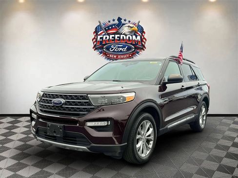 Used 2023 Ford Explorer XLT w/ Equipment Group 202A AWD/4WD image 2