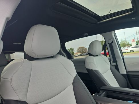 Used 2026 Toyota Sienna XSE FWD image 11