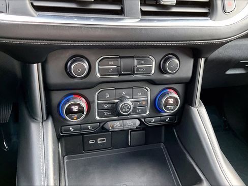 Used 2022 Chevrolet Suburban LT w/ Luxury Package image 37