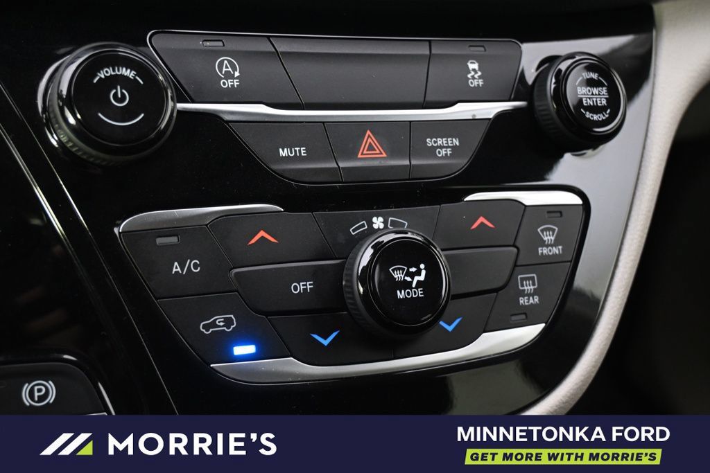 Used 2023 Chrysler Voyager LX FWD image 33
