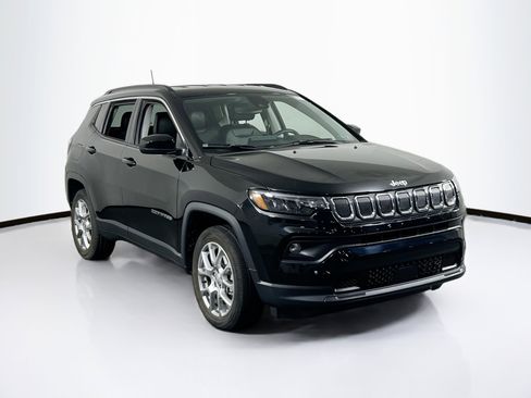 Used 2022 Jeep Compass Latitude AWD/4WD image 3