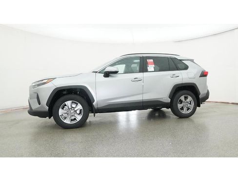 New 2025 Toyota RAV4 XLE image 18