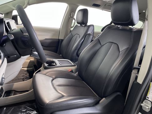 Used 2023 Chrysler Pacifica Touring-L FWD image 12