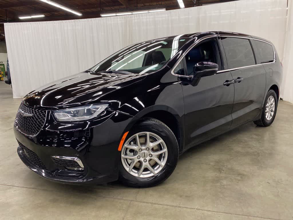 Used 2025 Chrysler Pacifica Select FWD image 1