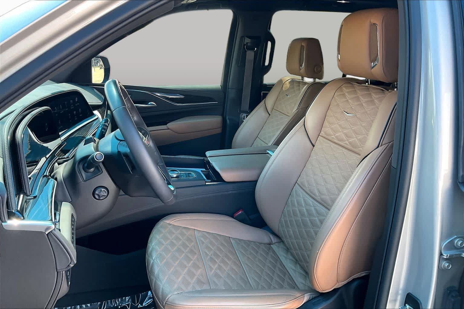 Used 2024 Cadillac Escalade Premium Luxury w/ Performance Package AWD/4WD image 16