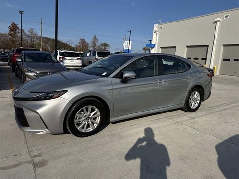Used 2025 Toyota Camry LE image 3