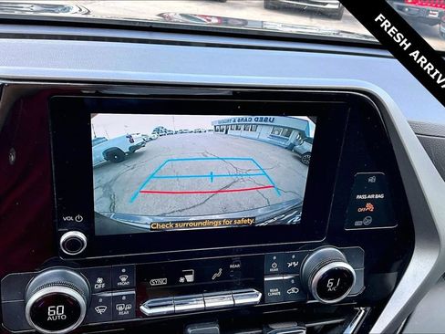 Used 2023 Toyota Highlander L FWD image 9