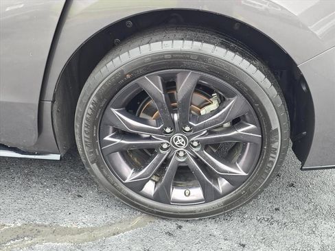 Used 2022 Toyota Sienna XSE FWD image 11