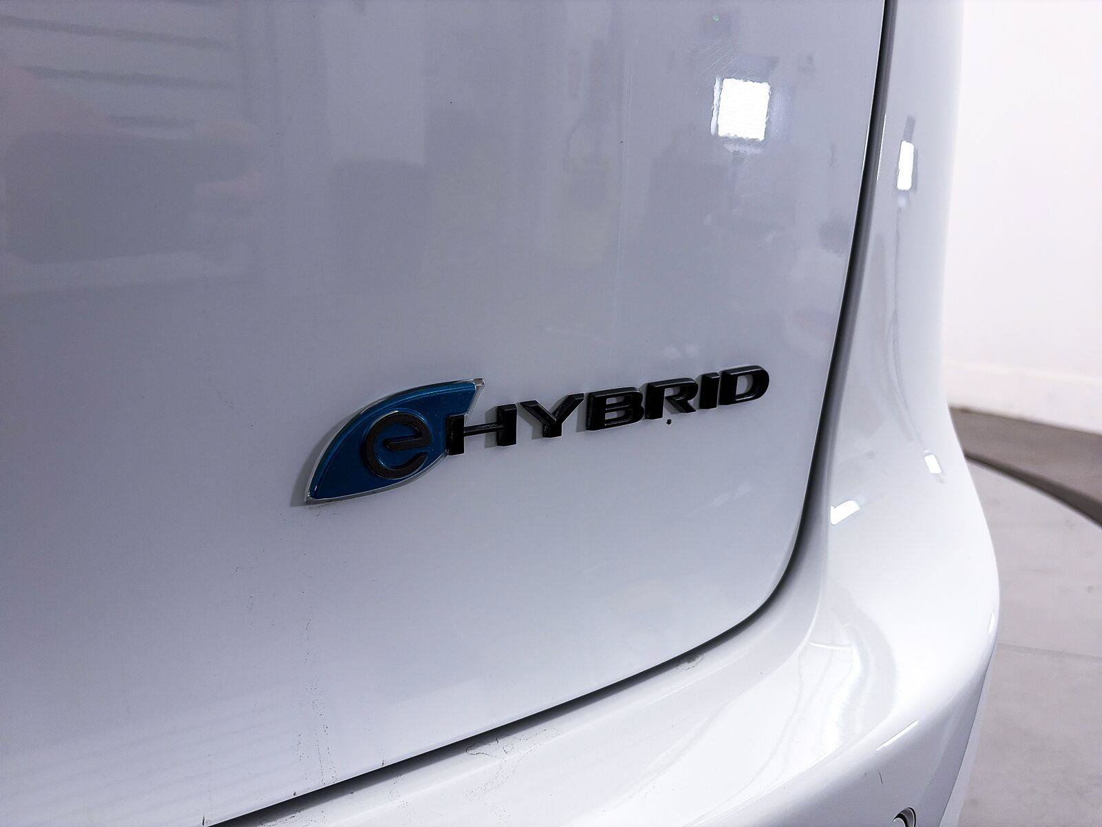 Used 2023 Chrysler Pacifica Touring-L w/ Uconnect Theater Family Group FWD image 4
