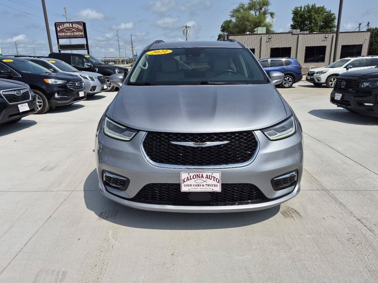 Used 2021 Chrysler Pacifica Touring-L FWD image 3
