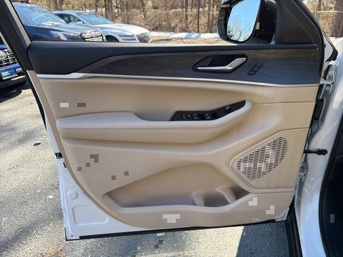 Used 2023 Jeep Grand Cherokee Limited image 18