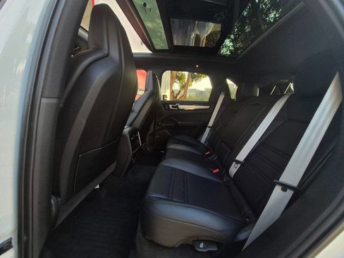 Used 2022 Porsche Cayenne Platinum Edition image 30