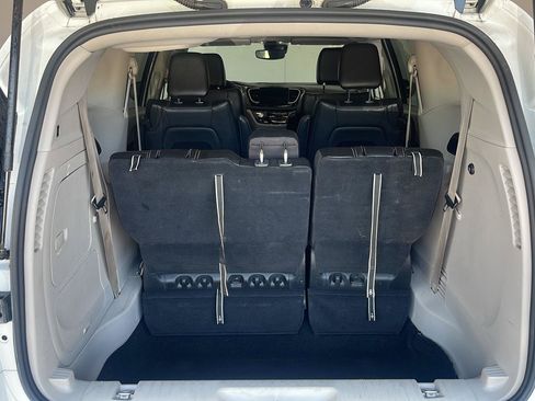 Used 2023 Chrysler Pacifica Touring-L FWD image 11