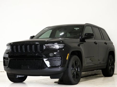 New 2025 Jeep Grand Cherokee Altitude image 3
