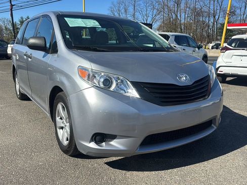 Used 2016 Toyota Sienna L image 3