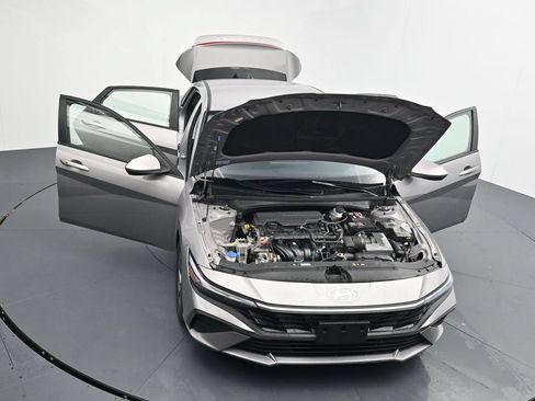 Used 2024 Hyundai Elantra SEL FWD image 25