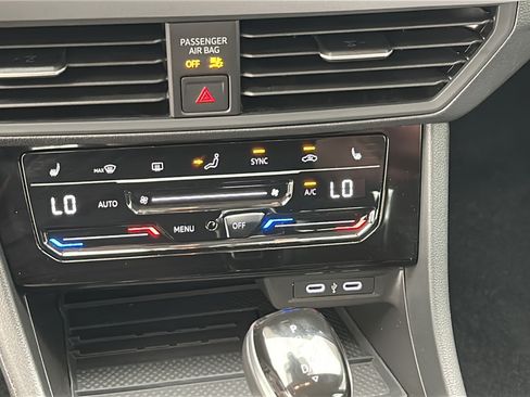 Used 2025 Volkswagen Jetta SE FWD image 17