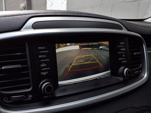 Used 2019 Kia Sorento LX image 8