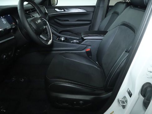 Used 2025 Jeep Grand Cherokee 4WD image 18